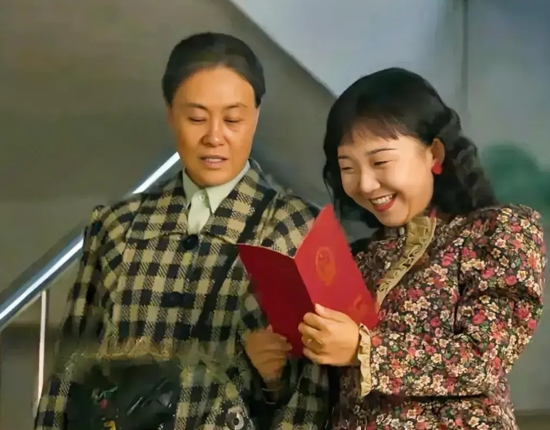 《六姊妹》老六的奸计得逞喽，老房子终于过户到她名下啦，这一秒刘美心还是亲妈，下一