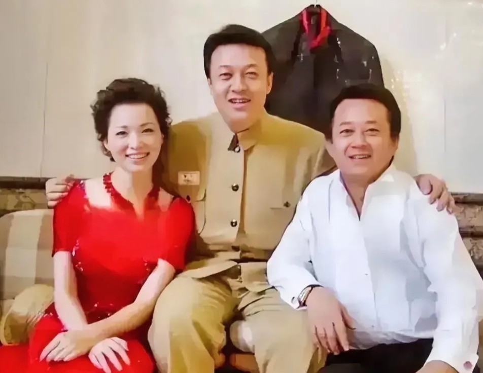 朱军和董卿曾是多少人的偶像啊？中间这位竟对他俩左搂右抱，这也太幸福了啊！
话说，