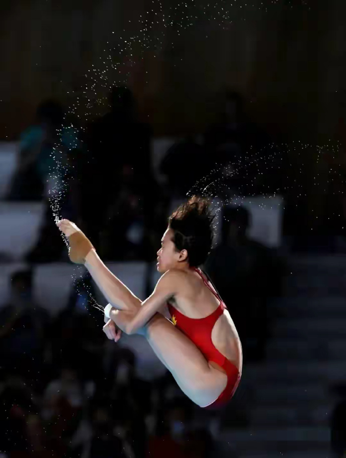 恭喜全红婵女子10米跳台跳水金牌，陈芋汐银牌。

全红婵第一跳就满分……领先了最