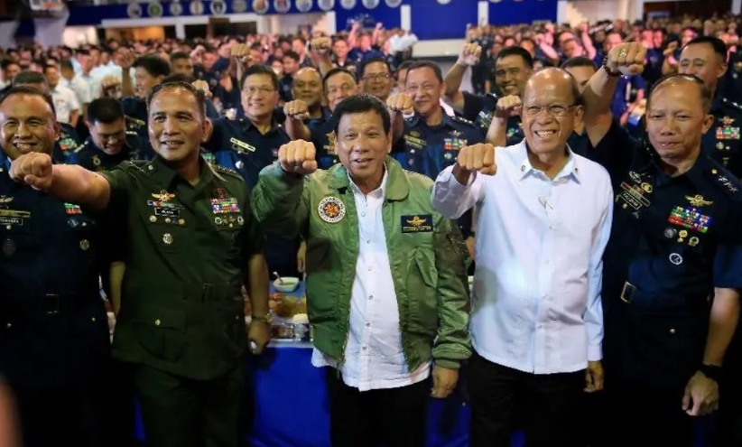 马科斯动作够快，给杜特尔特父女定罪，不过姜还是老的辣，老杜是时候亮出三张王牌？