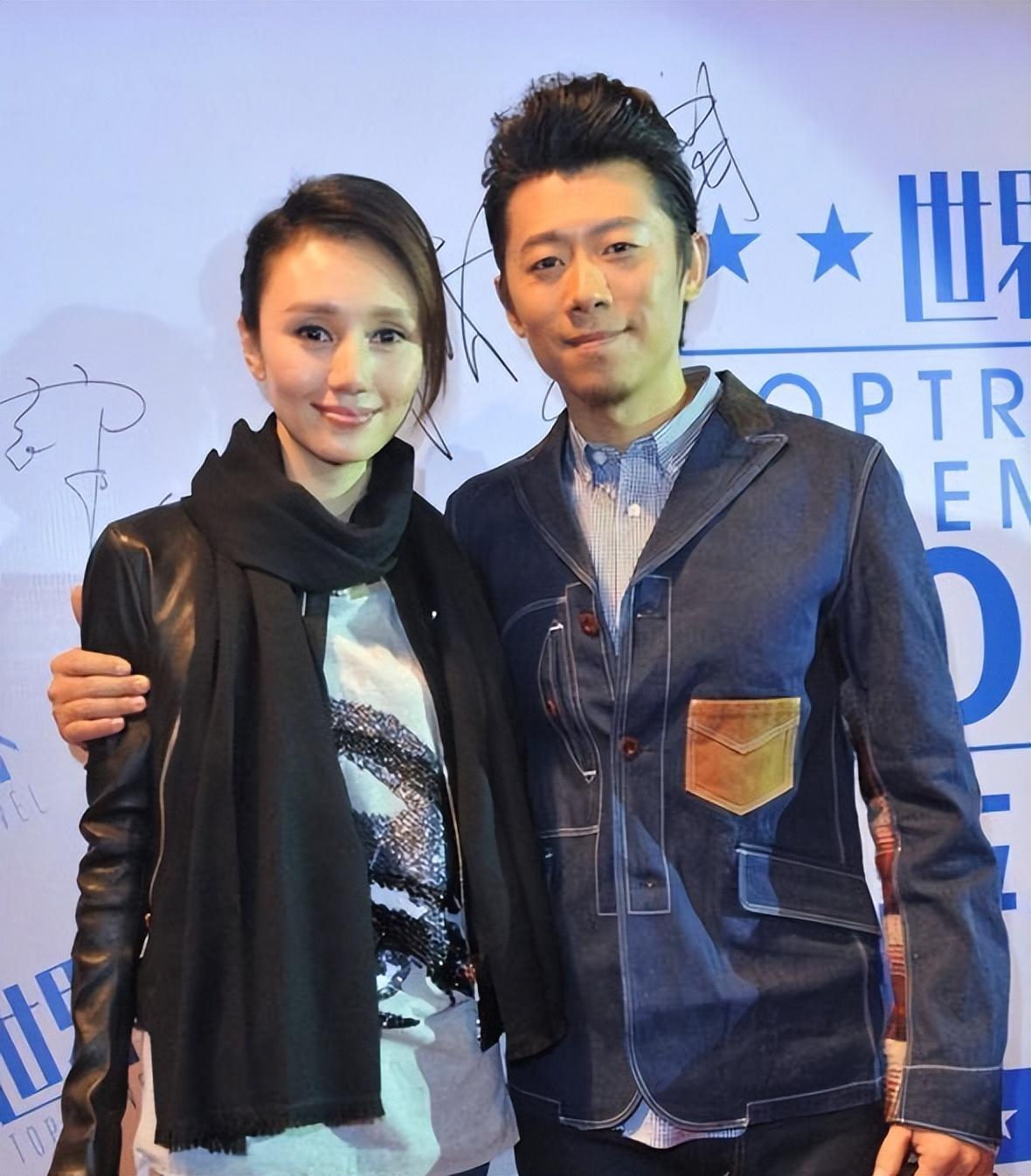 知道这对夫妻名字吗？看妻子太漂亮了，气质也与众不同，不愧为百花影后。右边这位老戏