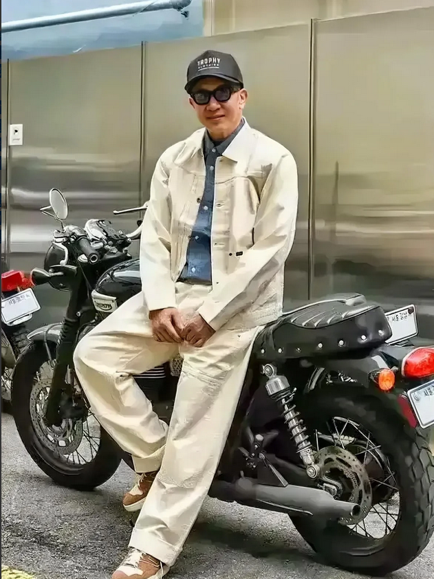大S与小S，这对娱乐圈的姐妹花，近期不约而同地在社交媒体上演了一出“取关大戏”，
