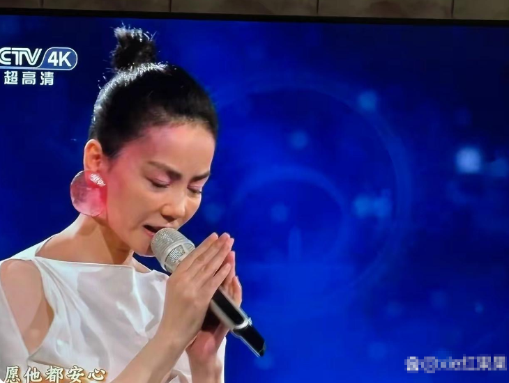 天呐，王菲在春晚舞台上的表现真的触动了每一个人的心弦。她的歌声一如既往地空灵，带