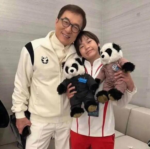 全红婵真是太有智商了！

奥运冠军全红婵与功夫巨星成龙的一段互动在网络上引发热议