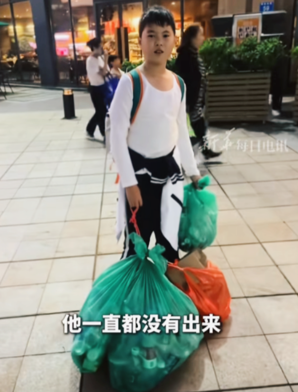 广东广州，一男孩在运动会结束后，捡了将近30斤的塑料瓶，打算送给可怜的拾荒者，母