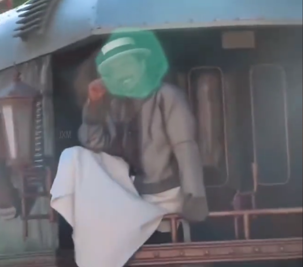 《让子弹飞》中最后站在火车上的人是谁？