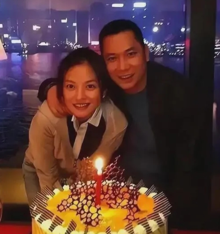 官宣！大燕子和老公离婚！
纵观这纸声明，赵薇含义有二：

一、很多年前，我已经和