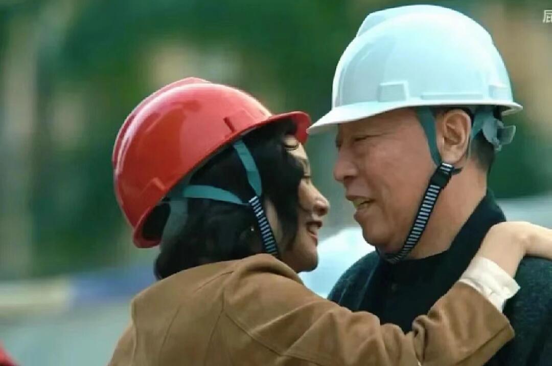 《狂飙》：看到一直对干爹摇尾乞怜的大嫂陈书婷，就明白了她为啥嫁给白江波和高启强！