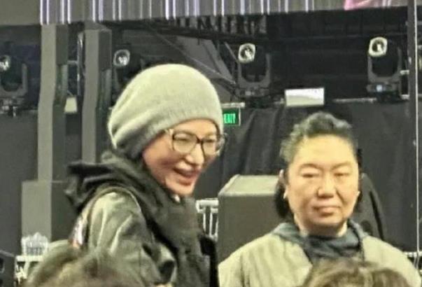 很怀念董卿主持节目那个年代，那时我们也年轻呀，祝各位主持人生活愉快。
 
春晚的