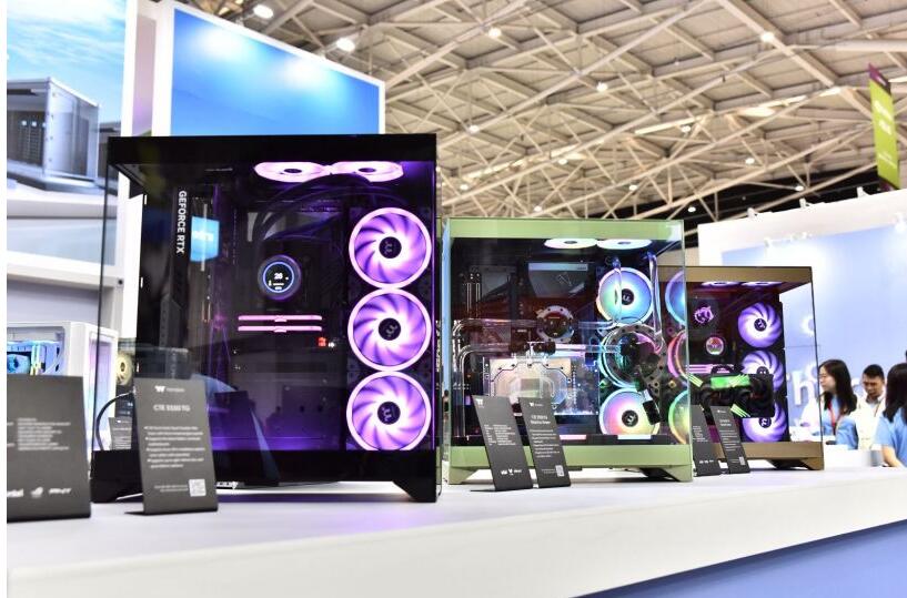 曜越推出 CTE E550 TG 中塔机箱：前左后三面侧透，主板旋转 90° 设