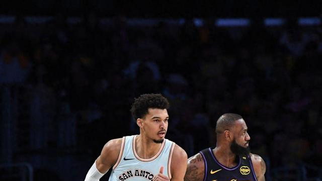 湖人三连败！逆转未果，再遭马刺痛击，西部排名岌岌可危！