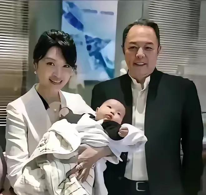 周涛和张铁林怎么认识的？
两人一起抱得谁的孩子，这么开心！
一个是央视主持人，一