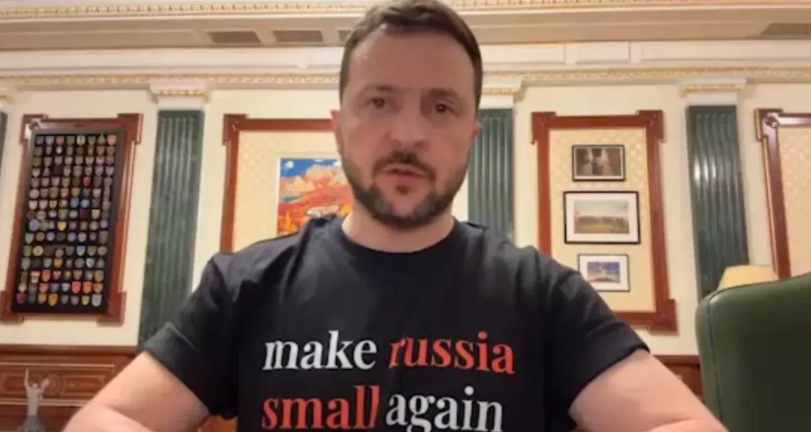 又闹幺蛾子了
泽连斯基身着新“道具服”亮相

在最新的一次亮相中，乌克兰著名“演