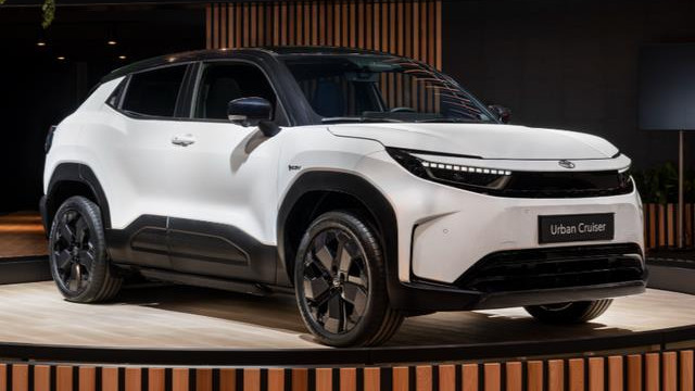 丰田推出新款紧凑型电动SUV，采用双联屏设计，可选两驱和四驱