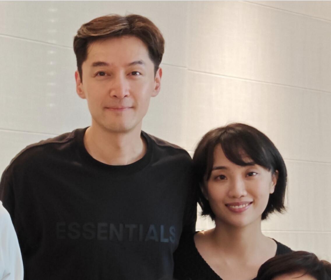 胡歌官宣当爸后，与妻子高清同框照首曝光