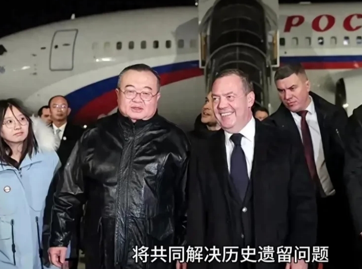 为什么俄总统急忙派梅德韦杰夫去东方大国？！！