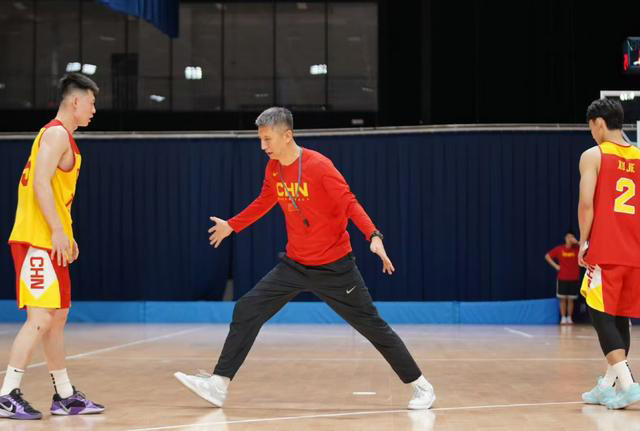 男篮两连胜！曾凡博首秀，胡明轩挑大梁