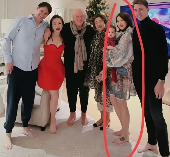 陈赫的前妻许婧，现在可是过着如公主般的奢华日子呢！圣诞节时，她在国外与185cm
