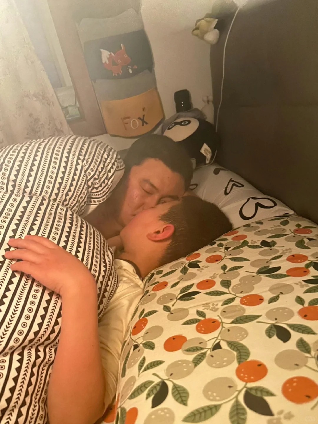 真服了你们爷仨的睡姿了
刚想放下手机，准备睡觉了，搂一眼孩子 我的天 瞬间不困了