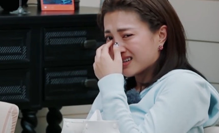 演员包贝尔妻子文婧在家里哭泣