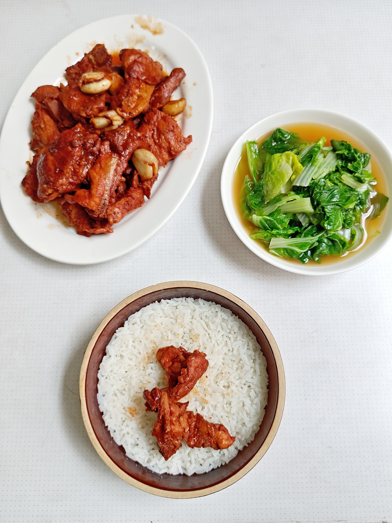 午餐，南乳蒜子焖排骨，小大白菜，米饭。

南乳排骨做法简单又好吃的，南乳酱，白糖