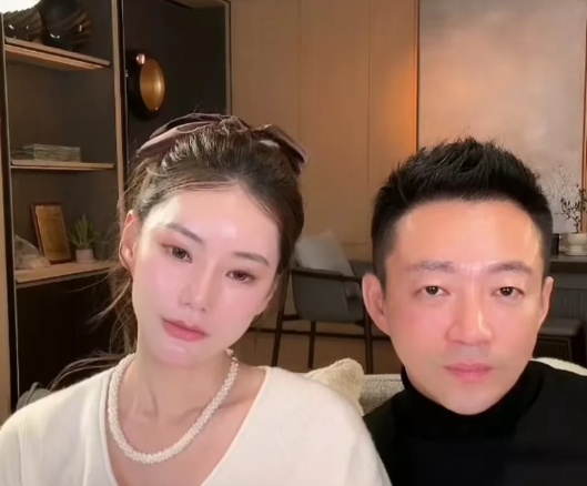 我们不想再看到第二个大曲线！小梅的第四场直播刚刚落幕，前半段她和乐乐的配合默契，