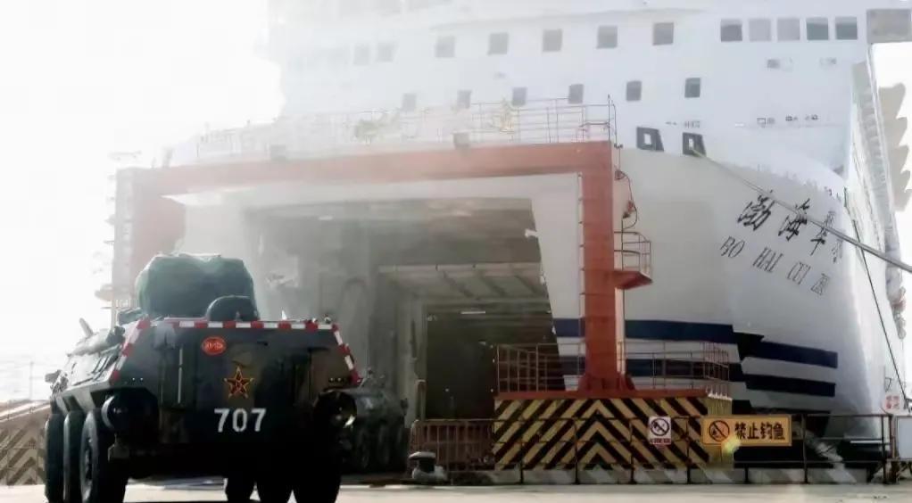 最近央视放了个武警演习视频，挺震撼。
视频里几艘船在海上飞快行驶，武警战士们在船