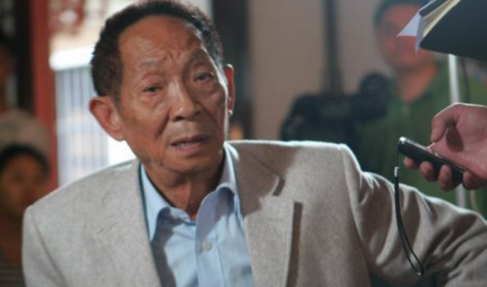 2008年，鲁豫采访袁隆平，中途鲁豫突然问：“您知道巩俐吗？”袁隆平尴尬地回答：