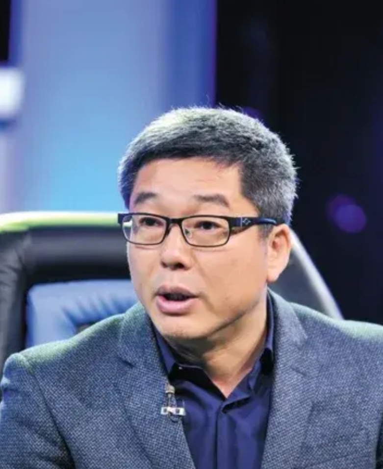 著名足球解说员、评论员刘建宏曾经说过一句非常中肯的话，他说梅西和C罗毫无疑问是当
