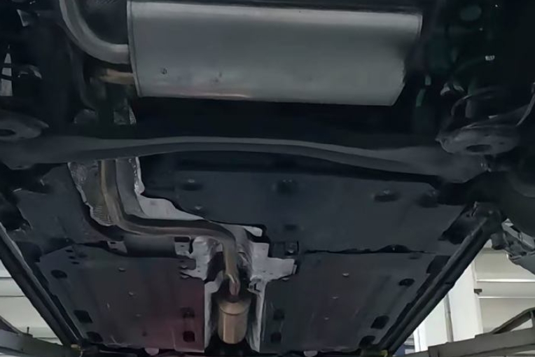 这件事很令人困惑，底盘越好越厚道的车辆反而越卖不动。
比如法系车的底盘非常好，可