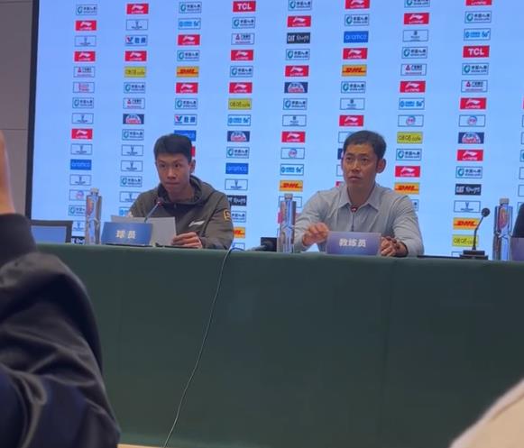广东不敌天津小组出局，主帅杜锋赛后甩锅，表示胡明轩和徐杰不在。媒体暗讽杜锋执教问