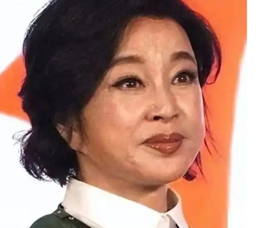 刘晓庆脸上坑坑洼洼？她没沟壑纵横已经很厉害了。
 
家里老人七十多岁的时候，已经