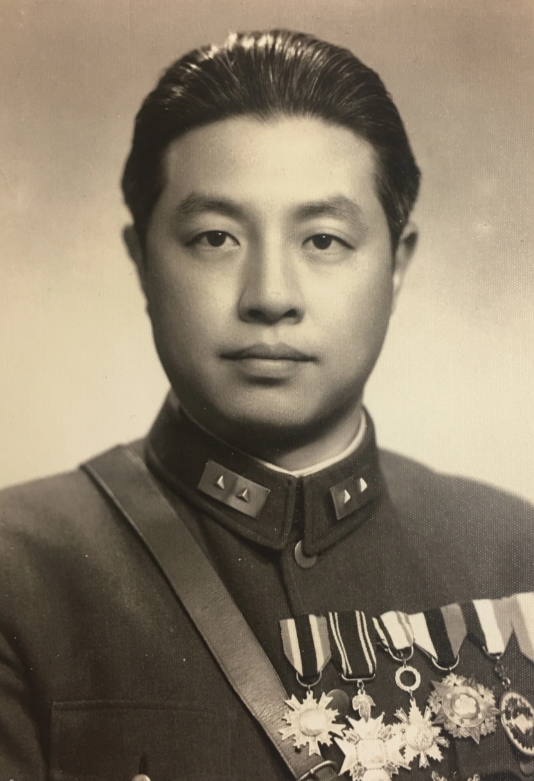 他15岁就成为黄埔第一期的学员，还差一点就活到了21世纪，他孙女的歌声更是传遍了