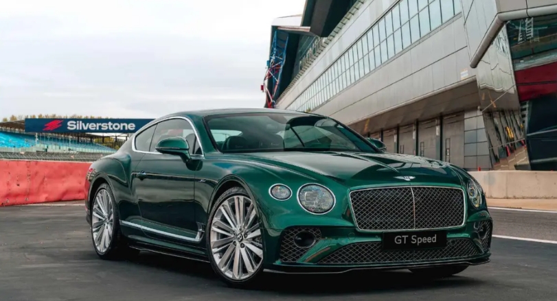 贵州贵阳，男子给自己550万买的宾利车做保养时，意外发现车子购买前就有了两条维修