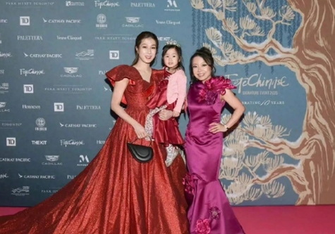 钟嘉欣带着女儿去看展，这画面太有爱。


活动现场，钟嘉欣单手就把女儿抱起来了，