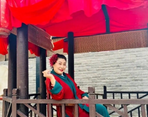 开封王婆为什么火？除了她个人魅力之外，最主要是真实真诚，毕竟电视相亲是表演，网络