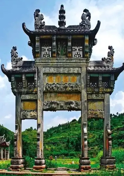 高举带血屠刀大声叫嚷着自己有多正义，善良，鼓吹那些弱小卑微的小猫小狗对人类的危害