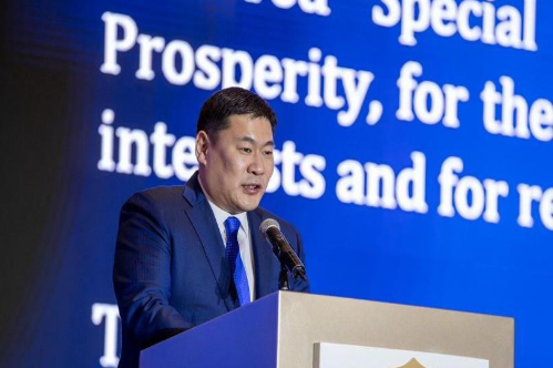 蒙古国总理近日前往庆祝日本天皇的生日，表面上看这似乎是一场普通的外交活动，实际上