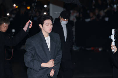 卧槽！时装周的魏大勋[抓狂][抓狂][抓狂] ​