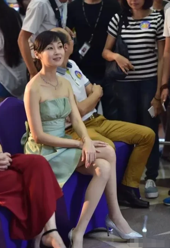 她好美啊，从年轻一直美到现在，看不出来她有50多岁了吧，怎么了脸上一点岁月的痕迹