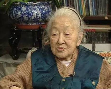 不要乱摸，这个很贵的，弄坏了你赔不起！”1978年，一位穿着补丁衣服的老太太买冬