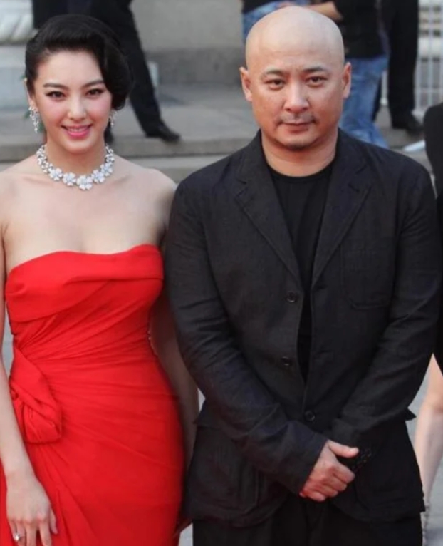 同居蒋雯丽和余男10年，转头娶了这位女星