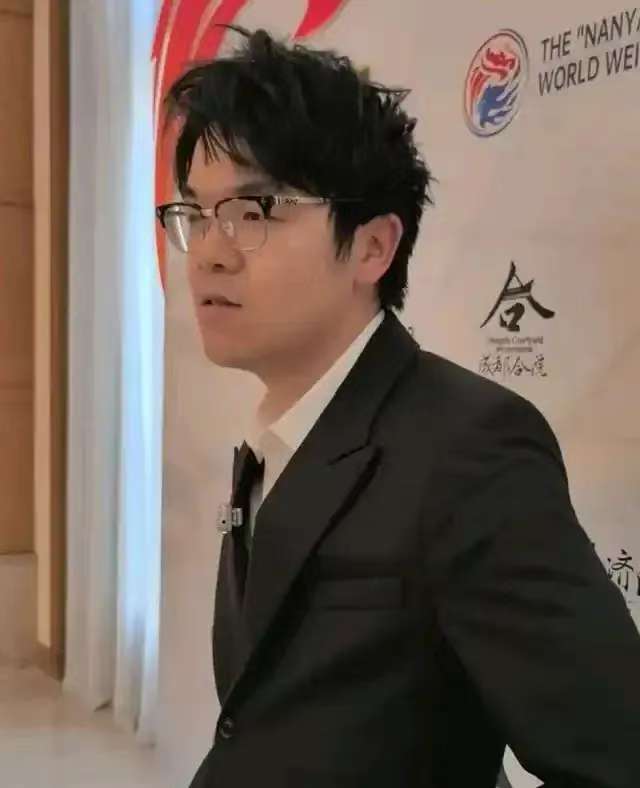 棋圣柯洁的另外一面。

1.他6岁开始学习围棋，9岁成为职业棋手。

2.他22