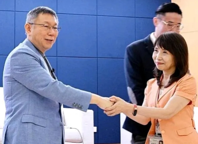 柯案之所以在岛内如此轰动，很大一部分原因是无论蓝绿都想看柯文哲的笑话，而蓝绿几乎