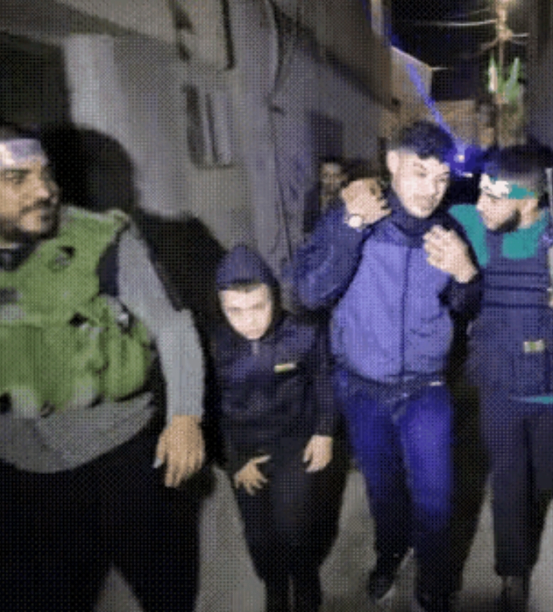 终于不用打仗了，哈马斯武装人员一个个从地洞里钻了出来，哈马斯打好了人质这张牌，他