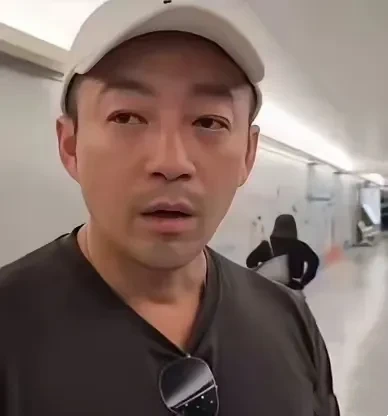 他不停的更换着头像，
也不停的更换着网名，
这一刻他肯定是懵的，
也许他做梦也没