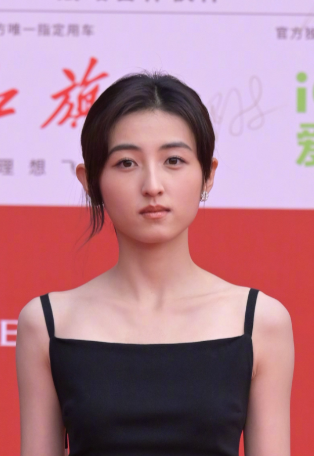 感觉张子枫瘦了好多啊，侧面看起来薄薄的，身材和周冬雨有得一拼。今天身穿黑色吊带长