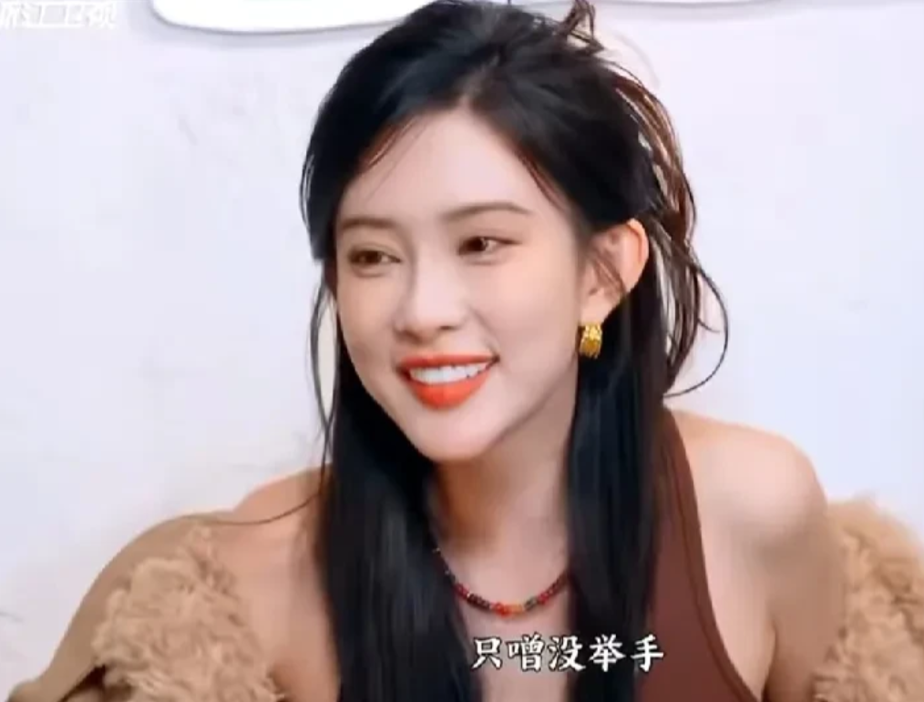 一群人在闲聊时，孟子义突然脱下外套，露出了里面的吊带背心。沙溢见状，立刻像老父亲