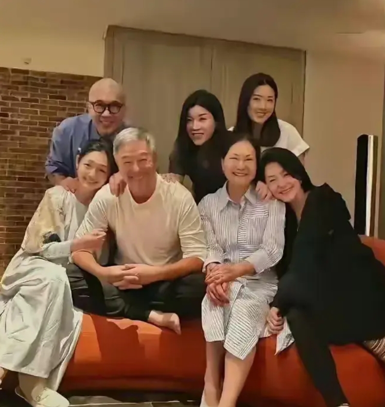 大S特别开心的日子，就是那个时候拿着巨额赡养费，刷着无限信用卡，然后她天天树独立