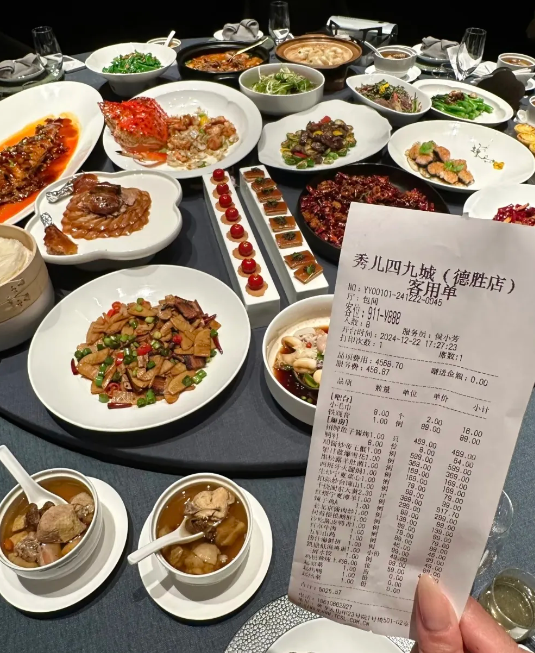 和几位好友在北京吃了一顿饭，
看到清单后，
吓得后背直冒汗，
菜量不大，味道还可